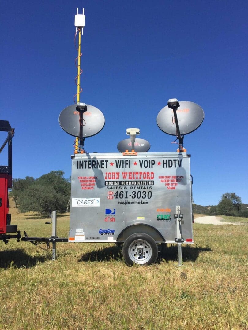 A trailer with two lights on it in the middle of a field.